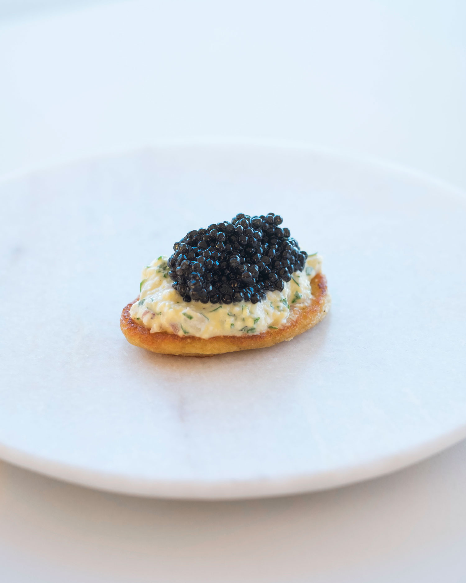 blini met mimosa van ei en caviar